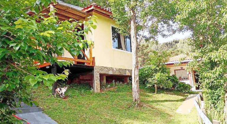 Chalet with jacuzzi & yard in Camanducaia