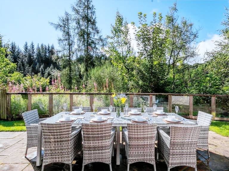 Cottage with garden & hot tub | Water view — photo 4