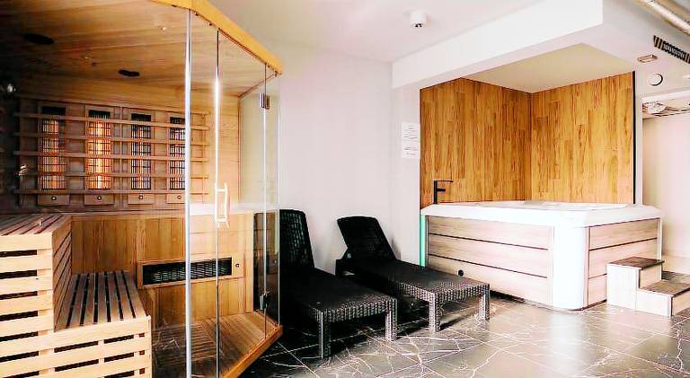 Serviced apartment with hot tub & sauna — photo 3