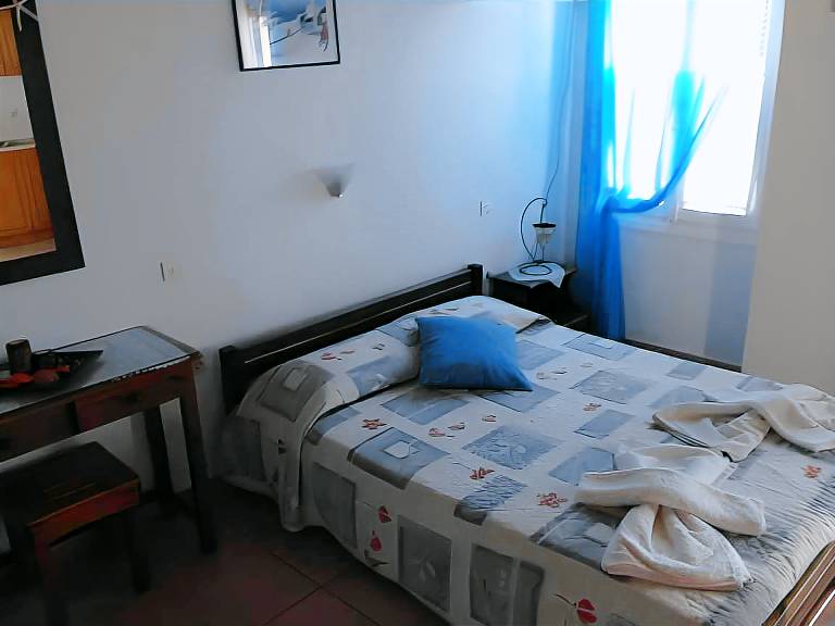 Apartment with patio in Milos
