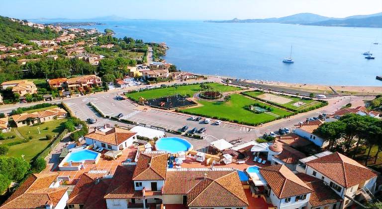 Serviced apartment with terrace, barbecue & pool in Baja Sardinia