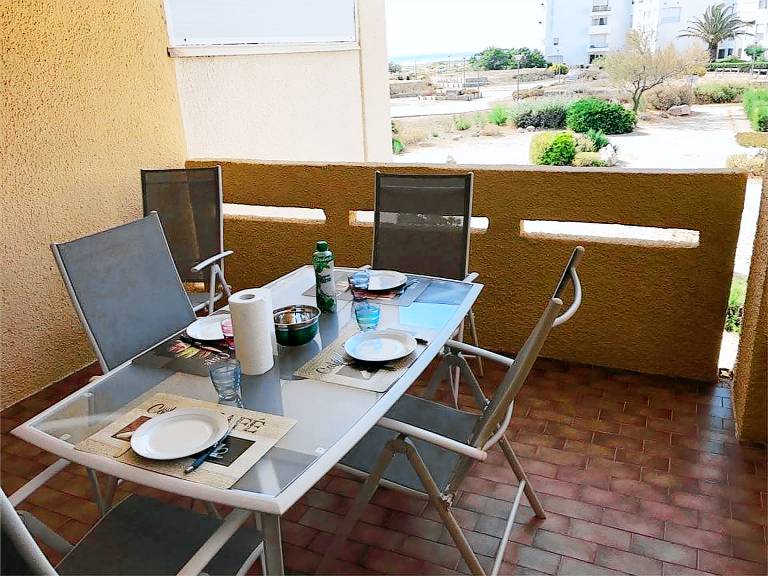 Cozy Beachfront T2 Apartment with Cabin, Parking & Modern Amenities in Leucate