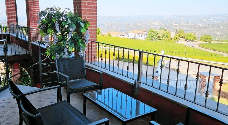 Vacation home with garden, jacuzzi & patio — photo 3