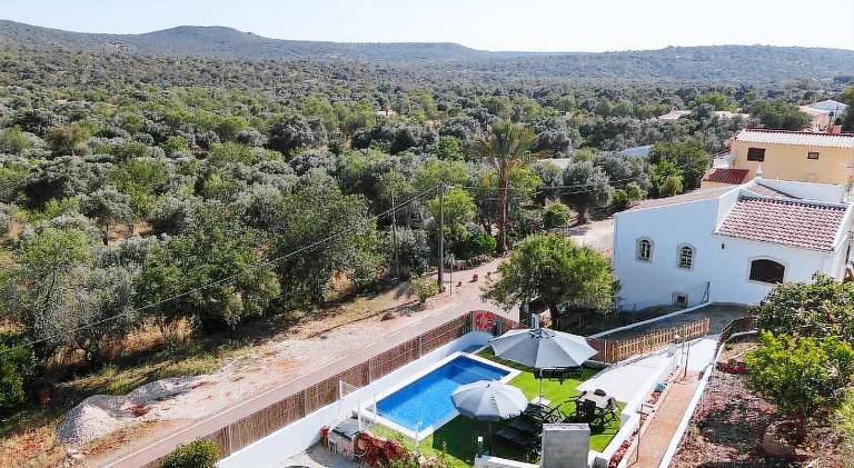 Fully equipped vacation home with terrace, yard & pool | Pets allowed — photo 2