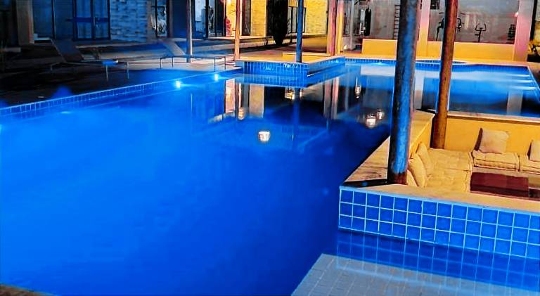 House with jacuzzi & pool — photo 2