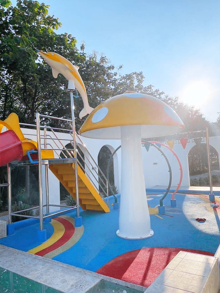 Villa with yard, pool & grill | Pet-friendly — photo 5