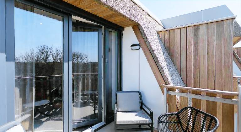 Serviced apartment with patio & yard | Beach nearby | Pets allowed — photo 5