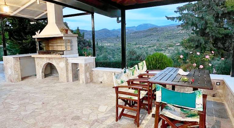 Villa with pool — photo 4