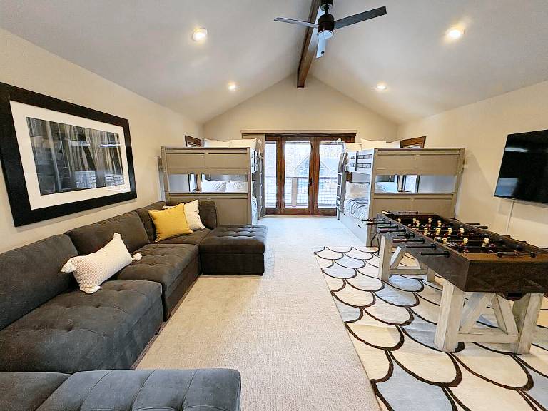 Vacation home with terrace, private pool & yard — photo 4