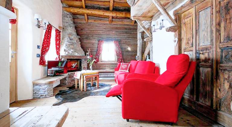 Chalet with hot tub | Pet-friendly — photo 3
