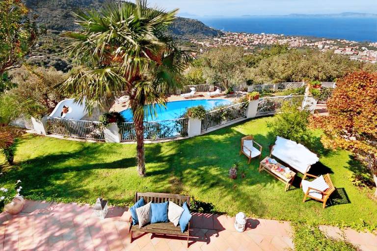Villa with pool, yard & barbecue | Beach view — photo 3