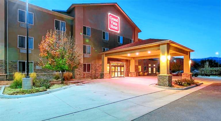 GRAND VISTA HOTEL-PARACHUTE — photo 2