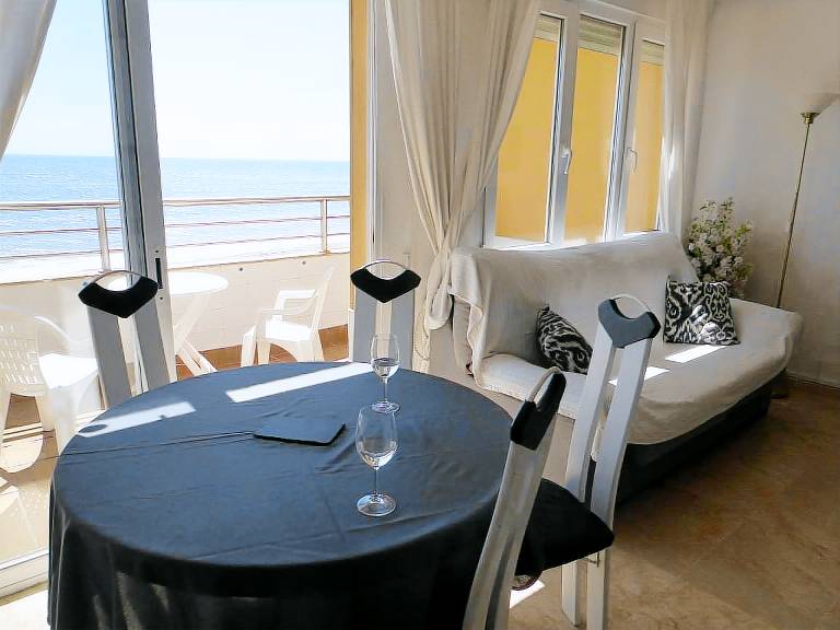 Entire house - 1 Bedroom Penthouse On Front Line Of The Beach — photo 3