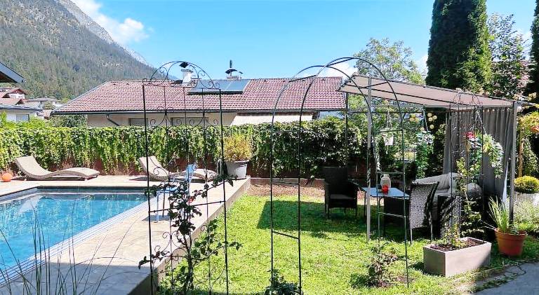 Fully equipped pleasant rental apartment with sauna, pool & yard | Perfect for remote work | Dogs allowed — photo 4