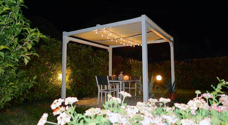 House with hot tub — photo 4