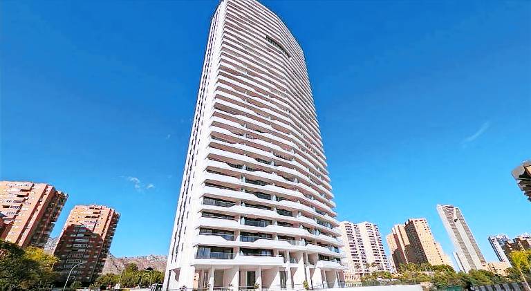 Holiday apartment with jacuzzi, terrace & yard in Benidorm