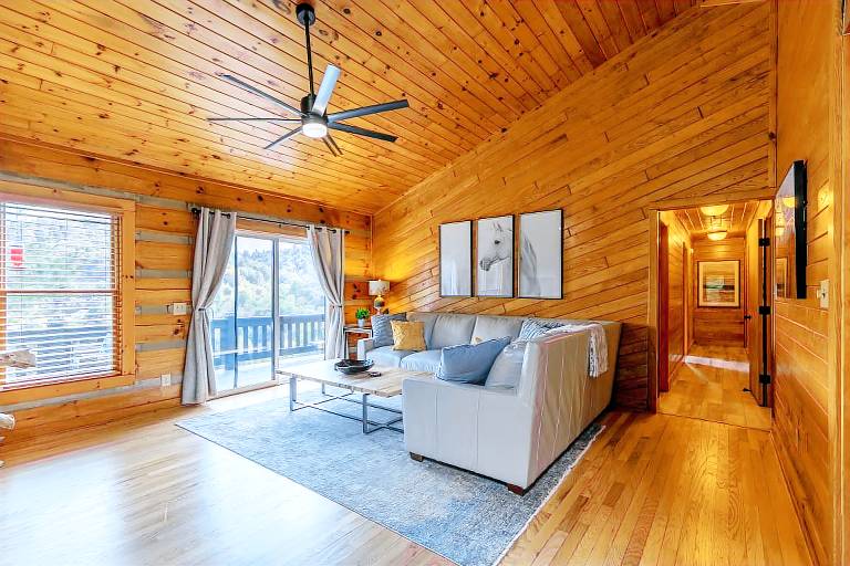 Horse Valley Lodge - Pool Table, Firepit, Indoor fireplace, Pet Friendly — photo 3