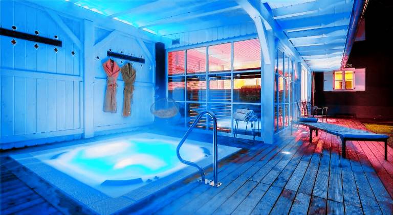 Chalet with jacuzzi — photo 2