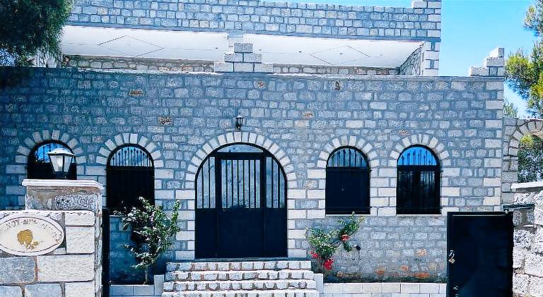 Holiday apartment with yard, patio & grill in East Mani