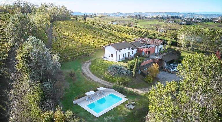 Rental apartment with yard & private pool | Pet-friendly in Neive