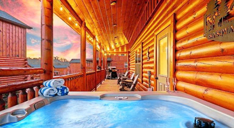 Sasquatch Splash Premier Private Pool Cabin with Hot Tub, Mtn Views, Arcade Games, Excellent Locatio — photo 2