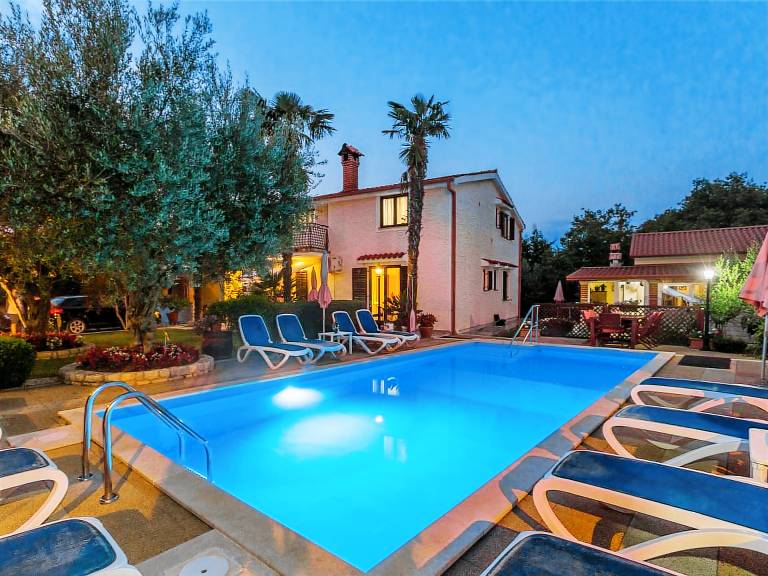 Holiday apartment with barbecue, patio & pool | Pets allowed — photo 2