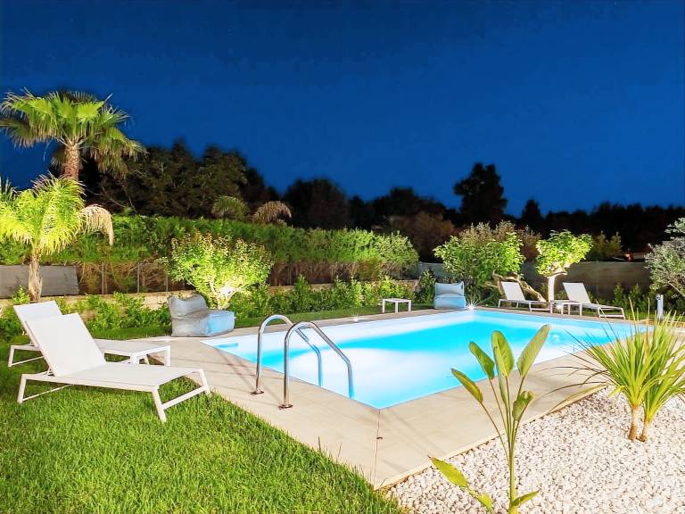Vacation home with BBQ, yard & terrace — photo 2