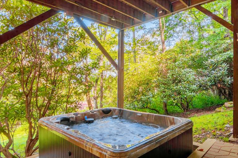 Cottage with grill & hot tub | Mountain view — photo 5