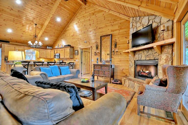 The Retreat is pet-friendly with 3 King beds, Hot Tub, Fire-pit, pool table and minutes from downtown Blue Ridge — photo 5