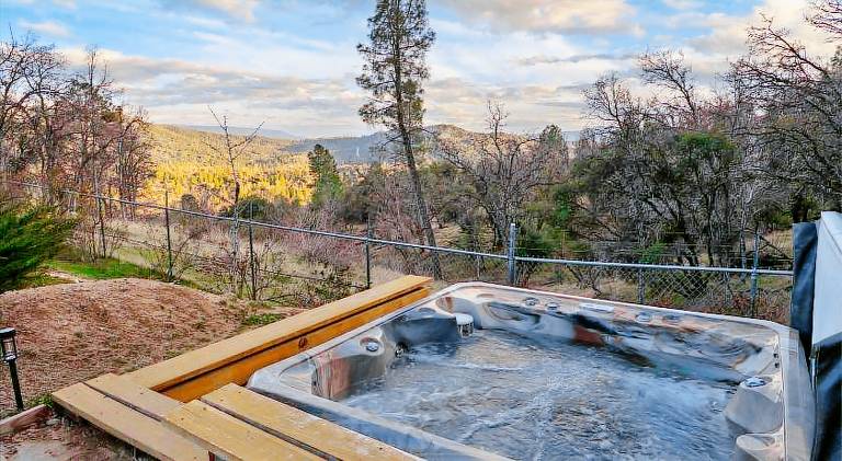 Pleasant vacation home with hot tub | Pet-friendly — photo 5