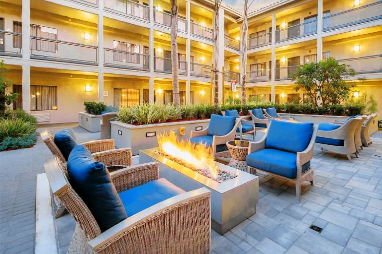 La Quinta Inn & Suites by Wyndham Orange County Airport — photo 2