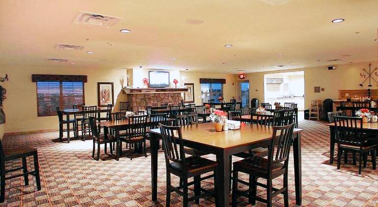 Pleasant lodge with terrace, hot tub & pool | Pets allowed — photo 4