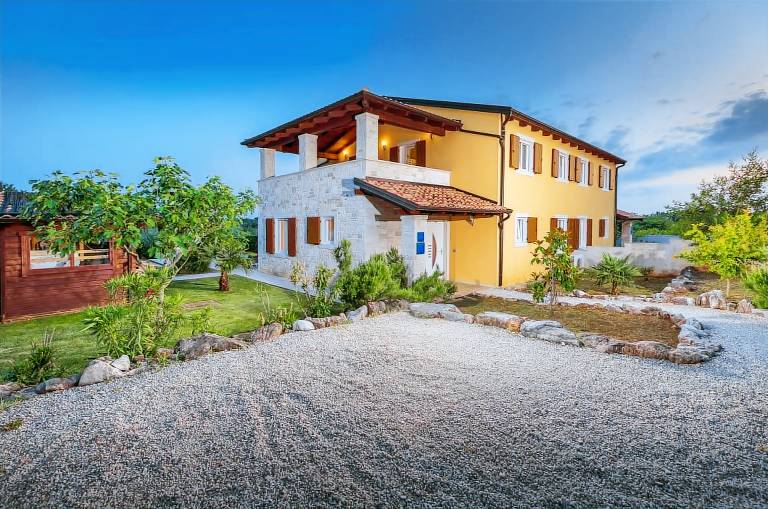 Fully equipped spacious villa with terrace, BBQ & yard | Pets allowed — photo 4