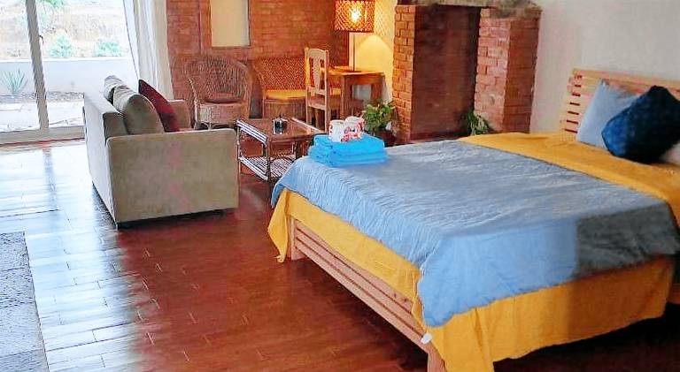 Serviced apartment with terrace & yard — photo 2