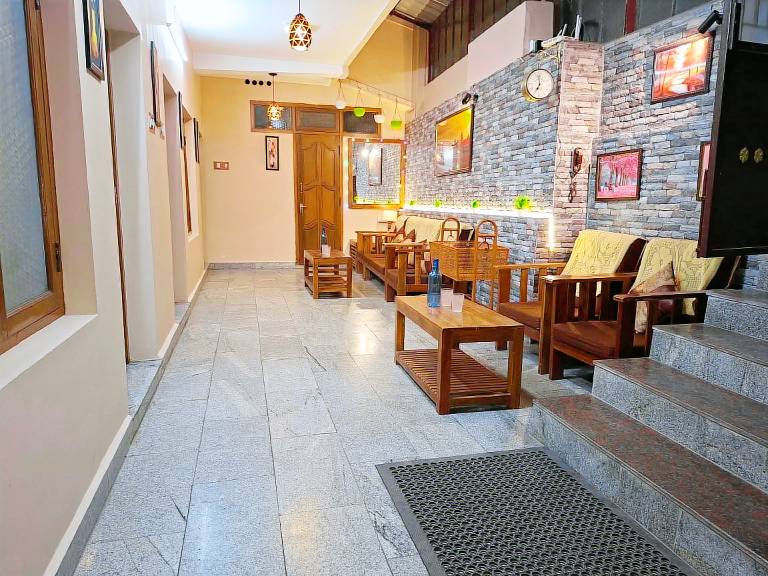 JM HOLIDAY INN — photo 3