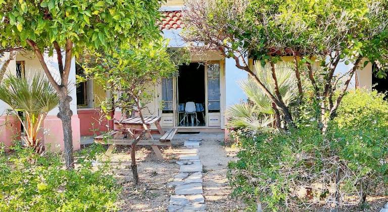 Rental apartment with yard & patio in Hyères
