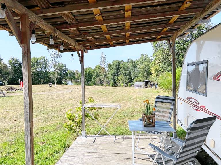 Caravan 'Vue Sur L'étang' with Lake View, Shared Pool and Private Terrace — photo 2