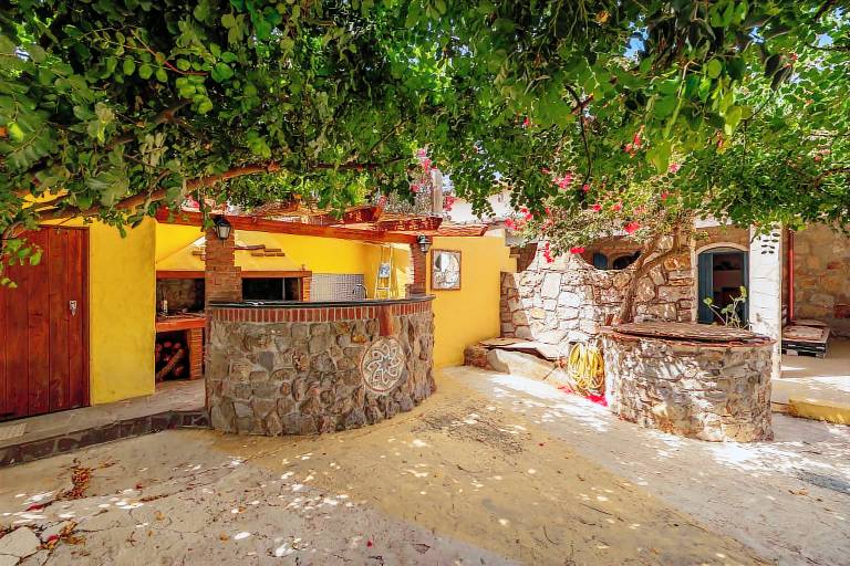 House with BBQ, patio & garden | Mountain view in Carloforte