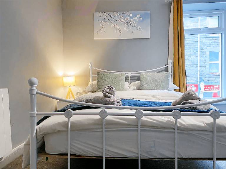 Bright 2BR Sleeps 6 Bridgend Centre Train Link