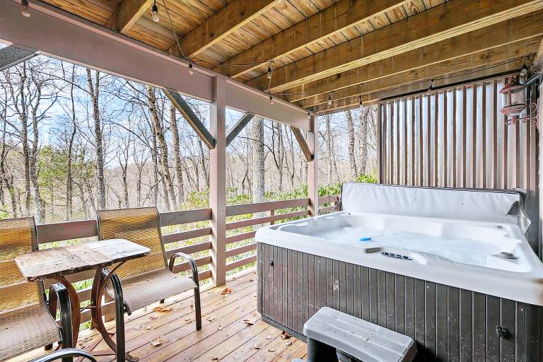 Child-friendly cabin with heated pool, BBQ & hot tub | Mountain view | Pet-friendly — photo 2