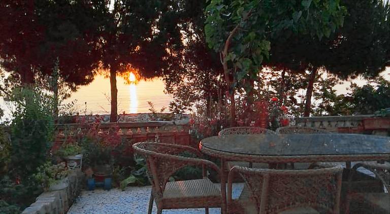 Vacation home with yard, barbeque & patio — photo 3