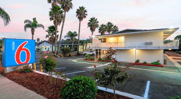 Motel 6 Santa Barbara, CA - State Street — photo 2