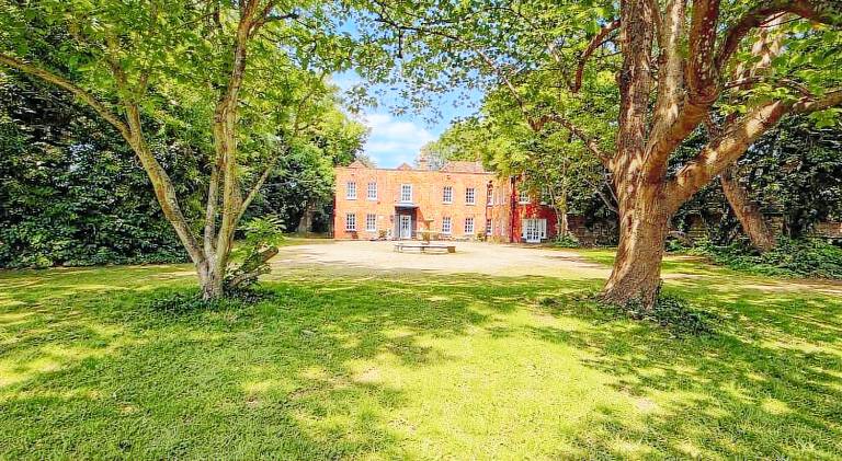 Vacation home with 5 rooms for 10 persons in Windsor