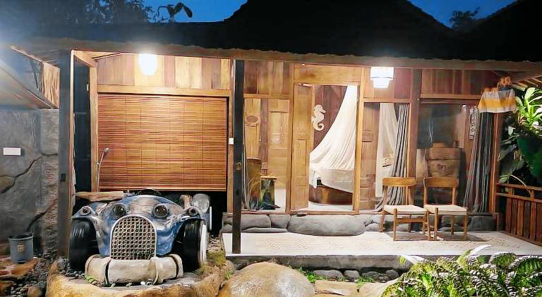 Artsy Cabin Jungle Pool & Unique Car Bath — photo 3