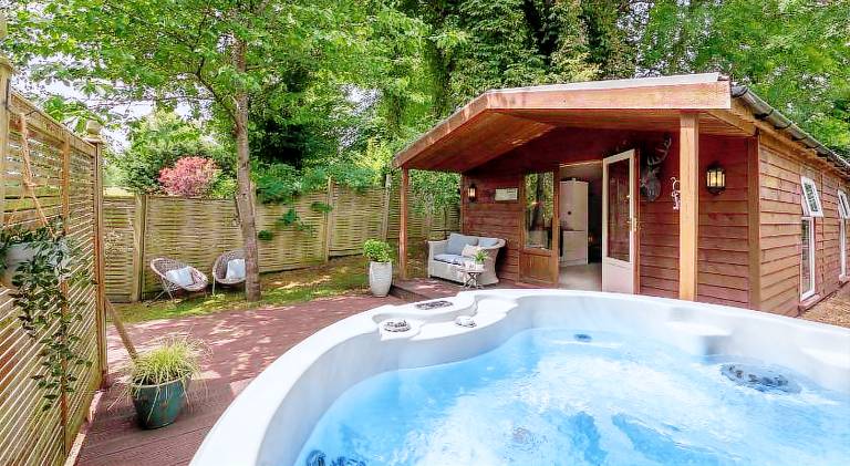 Pleasant vacation home with hot tub | Pets allowed — photo 3