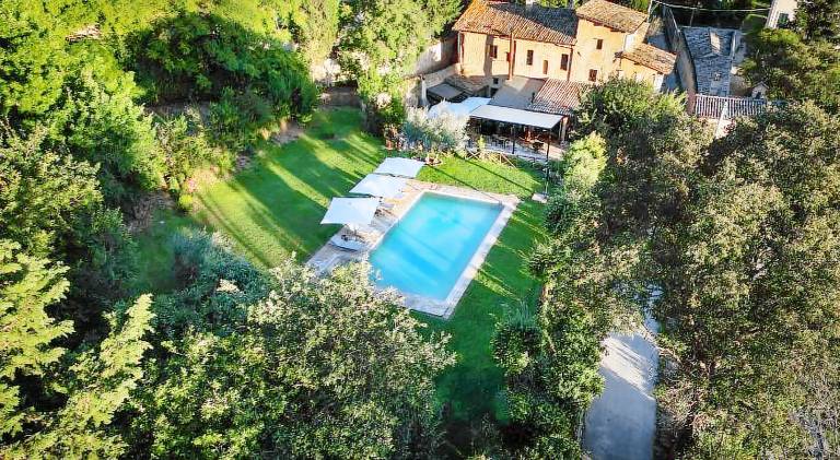 Farm with yard, terrace & pool in Foligno