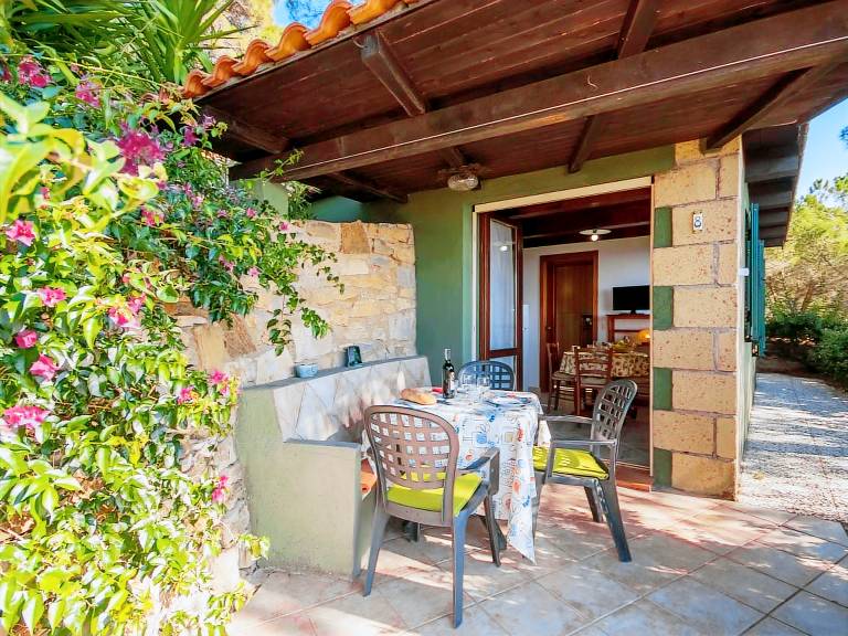 Vacation home with patio, yard & barbeque | Sea view | Pets are welcome — photo 3