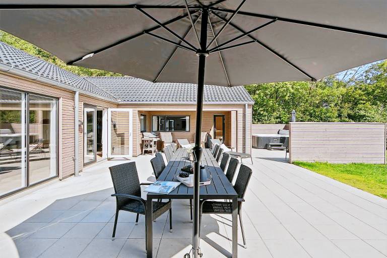 Vacation home with pool, patio & yard — photo 3