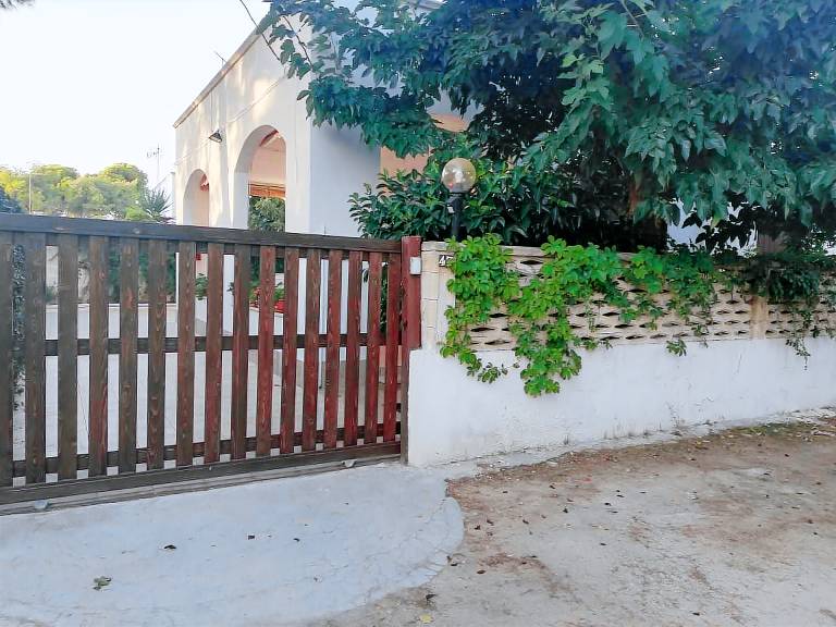 Vacation home with barbecue, terrace & yard | Beach view — photo 2