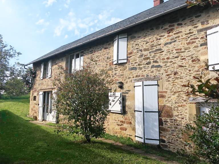 Wonderful house with yard, BBQ & patio | Pets allowed — photo 3